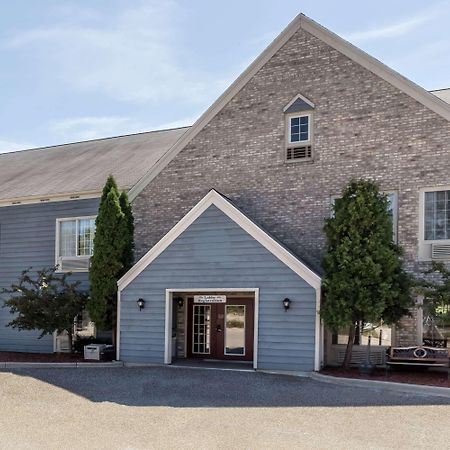 Baymont By Wyndham Mequon Milwaukee Area Hotel Exterior foto