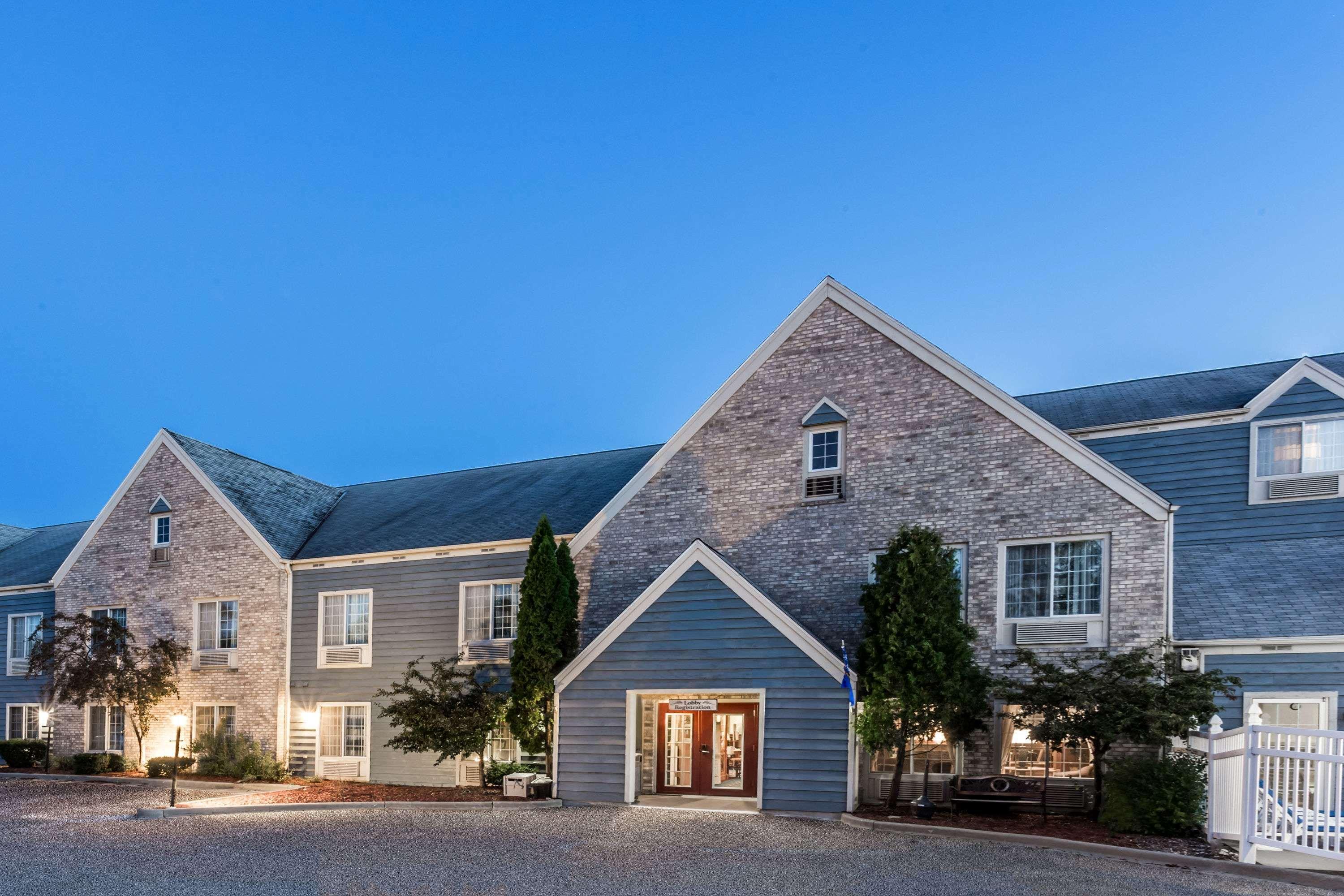 Baymont By Wyndham Mequon Milwaukee Area Hotel Exterior foto